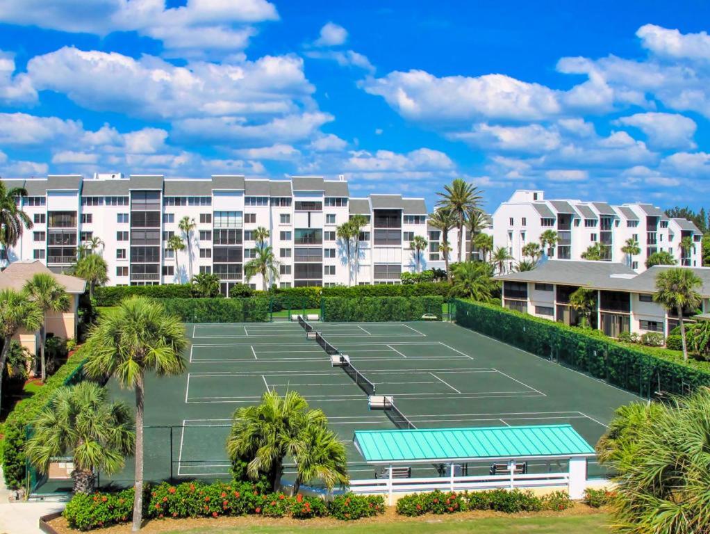 Beach Getaway - Ocean Beach, Tennis, Golf, Pool With Tiki Bar Fort Pierce Exterior photo